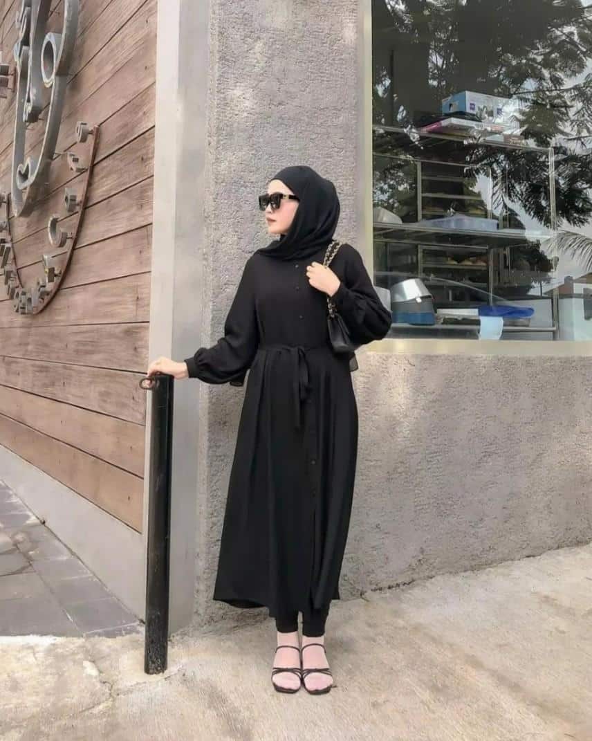 10 Inspirasi OOTD Tunik Hitam yang Elegan